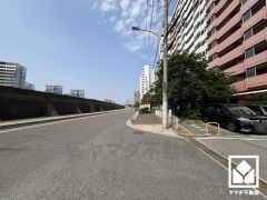 「コープ武庫川」まで徒歩10分など、お買い物施設が徒歩圏内に複数あり便利な住環境です。「高須西小学校」までは徒歩2分となっており、低学年のお子様も安心して通学していただけます。