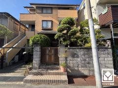 重厚感のあるファサードが、洗練された暮らしを予感させる。街並みに馴染みながらも、ひときわ目を引く存在感。