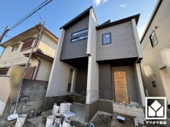 キッチンはカウンター付きの対面式。配膳や片付けがしやすく、お料理中でもお子様の様子が分かって安心です。