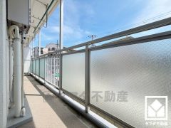 南向きバルコニーで陽当たり、風通し良好。広々としているため、お洗濯物をたっぷりと干す事ができます。