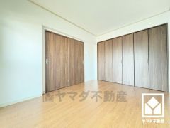 リビングに隣接している為、開放感がある空間です。大きなクローゼット付きのお部屋で整理整頓しやすいです。