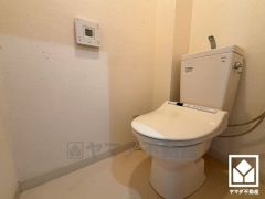 明るく清潔感溢れるトイレです。