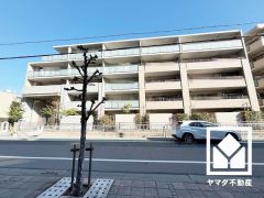 屋根付きの駐輪場・バイク置場を完備。雨や風、直射日光からお乗り物を守ることができます。