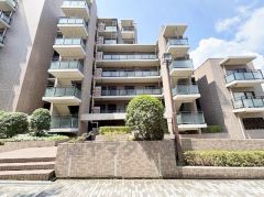 敷地内は木々が多く植えられていて、四季の移り変わりが感じられる緑豊かな景観です。