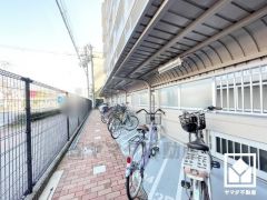 屋内駐輪場なので、雨や風、直射日光から自転車を守ることができます。（月額200円）