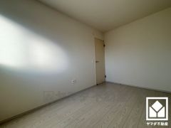 約5帖の西側洋室です。独立した居室なのでプライベートな時間をゆったり過ごせそうです。