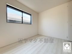 大きな窓からは明るい光が降り注ぎます。柔らかな光が差し込む洋室で、快適で落ち着いた生活をお送りいただけます。