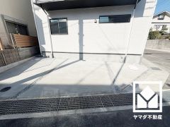 駐車スペース確保。玄関のそばで荷物の上げ下ろしができるので便利です。