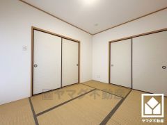 リビングに隣接している為、開放感がある空間です。子どもの遊び場、お昼寝スペース、時には書斎にも。和室があると、暮らしの幅がぐんと広がる。