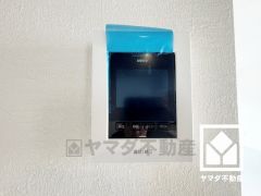 突然の来訪時でも安心なモニター付きインターホンを完備。お留守番中のお子様でも簡単に来訪者の確認ができます。