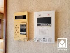 突然の来訪時でも安心なモニター付きインターホンを完備。お留守番中のお子様でも簡単に来訪者の確認ができます。