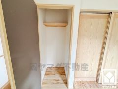 クローゼットは奥行きがあるので、収納力も申し分ありません。