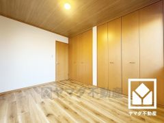 約6帖の2階洋室です。大きなクローゼットが2か所ある洋室で整理整頓しやすいです。