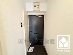 白を基調とした明るい玄関で、毎日を爽やかにスタート。清潔感あふれる空間が、訪れる人々を温かく迎えます。