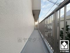 バルコニーの西側です。北向き・西向き2面引き回しバルコニーと南側バルコニーの3面バルコニーで陽当たり、風通し良好です。