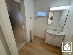 小さなお子様のお風呂上りもこのスペースがあればゆったりとして頂けます。室内洗濯機置場がございますので、天候に左右されず洗濯していただけます。