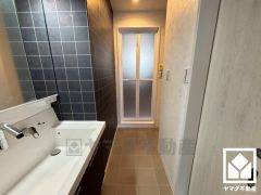 小さなお子様のお風呂上りもこのスペースがあればゆったりとして頂けます。室内洗濯機置場がございますので、天候に左右されず洗濯していただけます。