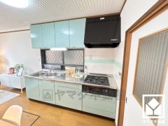 キッチンは空間を有効活用できる壁付けタイプ。毎日の料理がもっとスムーズになる、便利な3口コンロ付き。