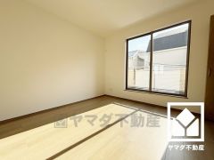 バルコニーにつながるお部屋で、通風・陽当たり良好。