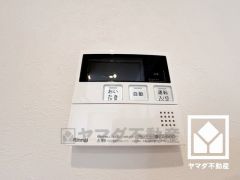 ボタン1つで自動でお湯張りができるオートバス機能付き。追い炊き機能もございますので、いつでも温かいお風呂に入ることができます。
