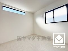 約5.2帖の洋室です。2面採光の窓からは明るい光が降り注ぎます。柔らかな光が差し込むお部屋で、快適で落ち着いた生活をお送りいただけます。