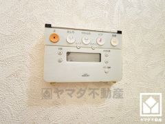 温水洗浄便座付きで、季節を問わずいつでも温かい便座をお使いいただけます。