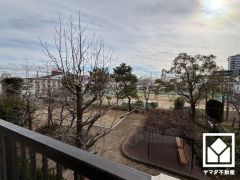 敷地南西側に隣接して公園があり前面が開けているため開放感があります。陽当たり・風通しも大変良好です。