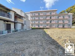 キッチンはカウンター付きの対面式。配膳や片付けがしやすく、お料理中でもお子様の様子が分かって安心です。