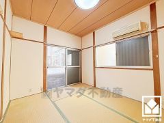 間取り図とは異なりますが、1階和室も2面採光になっています。柔らかな光が差し込むお部屋で、快適で落ち着いた生活をお送りいただけます。