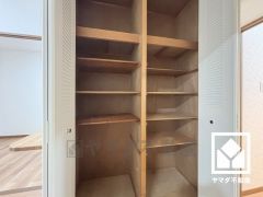 廊下物入やリビング収納、リネン庫など居室以外にも収納スペースが多数あり、住空間を広々お使いいただけます。
