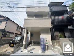 落ち着いた色合いと直線的な美しさが調和した外観。帰るたびに安心感を感じられる佇まい。