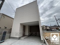 落ち着いた色合いと直線的な美しさが調和したモダンな外観。帰るたびに安心感を感じられる佇まい。