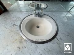 ワイドなフルフラットカウンター付きの洗面台で、忙しい朝でも身支度がしやすく時短になります。お手入れもラクラクです。