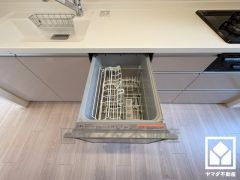 毎日の家事の負担を軽減でき、水道代の節約にもなる食器洗乾燥機付き。