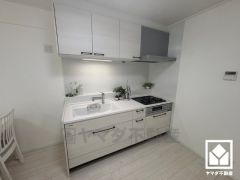 キッチンは空間を有効活用できる壁付けタイプ。3口コンロ仕様、グリル付きです。