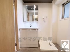 3面鏡の洗面台です。縦に2本配置されたLED照明が顔全体を明るく均等に照らしてくれるので、スキンケアやメイクがしやすくなります。