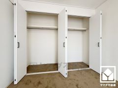 新たに家具を買わなくても良いので、ハンガーパイプ付きのクローゼットは嬉しいですね。奥行きがあるので、収納力も申し分ありません。