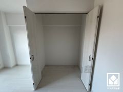 クローゼットは奥行きがあるので、収納力も申し分ありません。お洋服はもちろん、スーツケースなどの大物もしっかり収納できます。