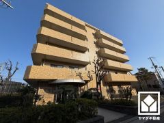 玄関にはW2100サイズのワイドなシューズボックスを完備（上下セパレート）。家族の靴もしっかり収納できるので、玄関がいつも片付き、気持ちよくお客様を迎えられます。