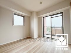 約4.8帖の洋室です。バルコニーにつながるお部屋で、通風・陽当たり良好。