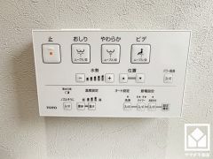 温水洗浄便座で、清潔感と快適さを両立したトイレ空間。