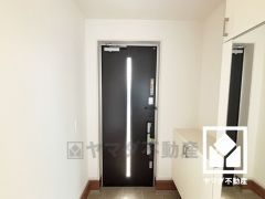 玄関にはシューズボックスを完備。家族の靴もしっかり収納できるので、玄関がいつも片付き、気持ちよくお客様を迎えられます。お出かけの前のチェックにも便利な鏡付きです。