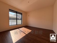 約8.75帖の洋室です。バルコニーにつながるお部屋で、通風・陽当たり良好。