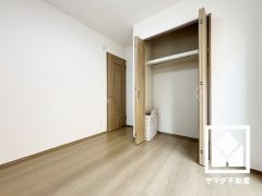 たっぷり収納できる約4.5帖の納戸付きだから、家の中をもっとスッキリ。季節の荷物や趣味の道具もしっかり収納。