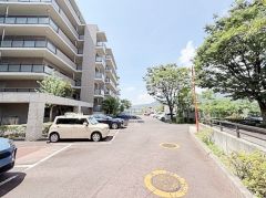 敷地内に駐車場を完備（月額12000円～24000円）。現在、駐車場に空きがございます。空き状況は変動いたしますので、詳細は弊社スタッフまでお気軽にお問い合わせください。