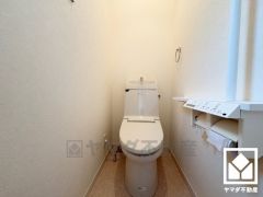 明るく清潔感溢れるトイレです。2連トイレットペーパーホルダーなのでお取替えの手間が軽減できます。