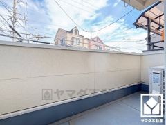 南東側バルコニーで陽当たり、風通し良好。2階・3階の2か所ございます。