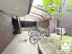 屋根付き駐輪場なので、雨や風、直射日光から自転車を守ることができます。