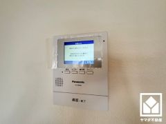 突然の来訪時でも安心なモニター付きインターホンを完備。お留守番中のお子様でも簡単に来訪者の確認ができます。