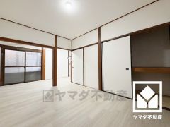 1階洋室はDKに隣接する続き間となっており、間仕切りがないためリビングとして一体利用も可能です。